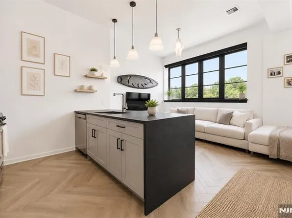 142 Charles St #403, Jersey City, NJ 07307
