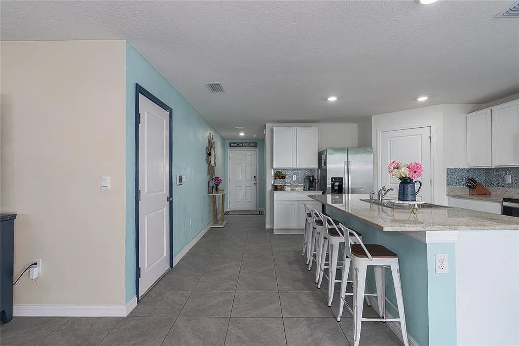 4 bed, 3.0 bath, 2371 sqft, $2,800 — Photo 4