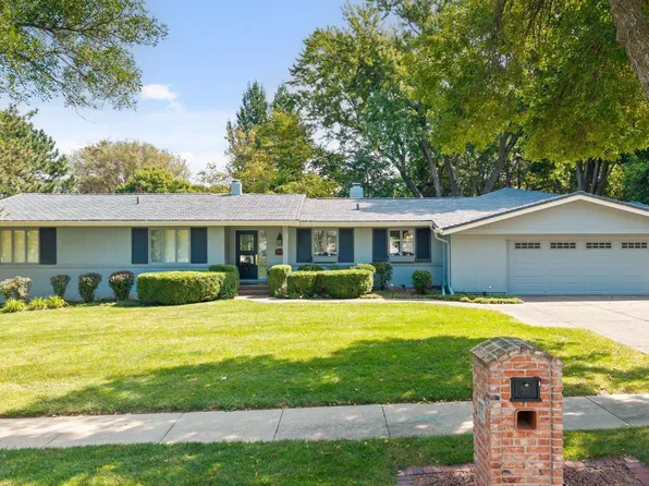 9936 Essex Dr, Omaha, NE 68114