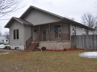 25 Long Grove St, Maynard, IA 50655