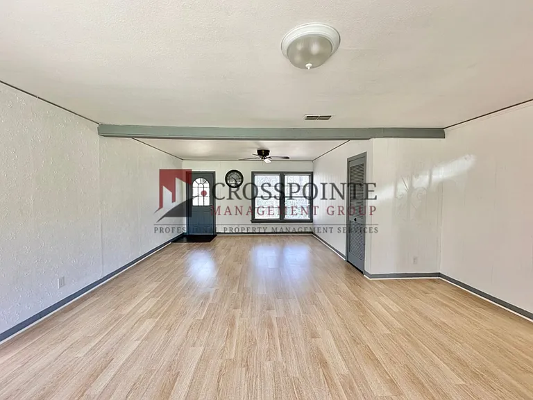 1107 Dogwood St — Photo 3