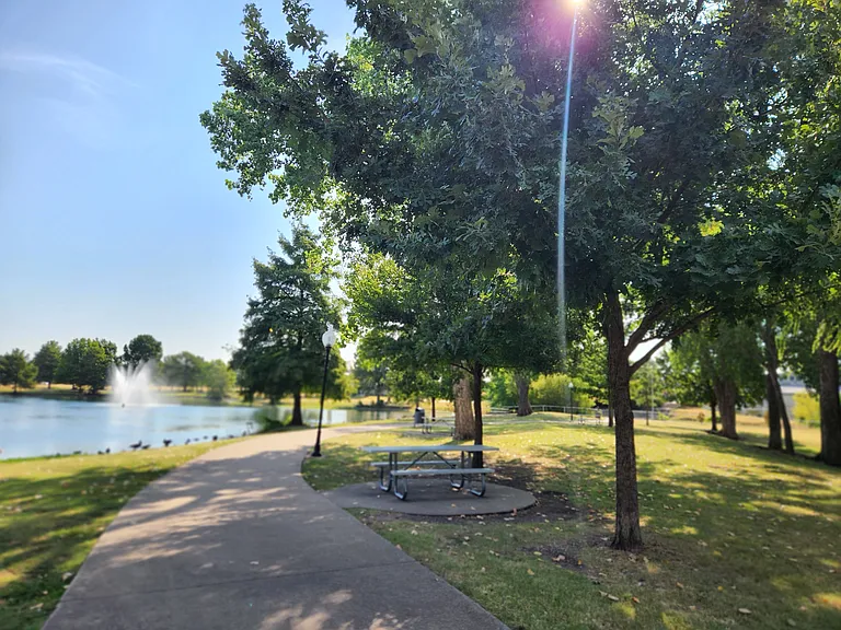 Bethany Lakes Park is 3-5 minutes from home and is one of Allen's most beautiful parks. Features Ponds, fishing, walking trails, exercise area, kids jungle gym and amphitheater/events and more.