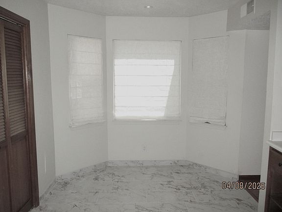 4th image of 10409 Camino Del Oso NE