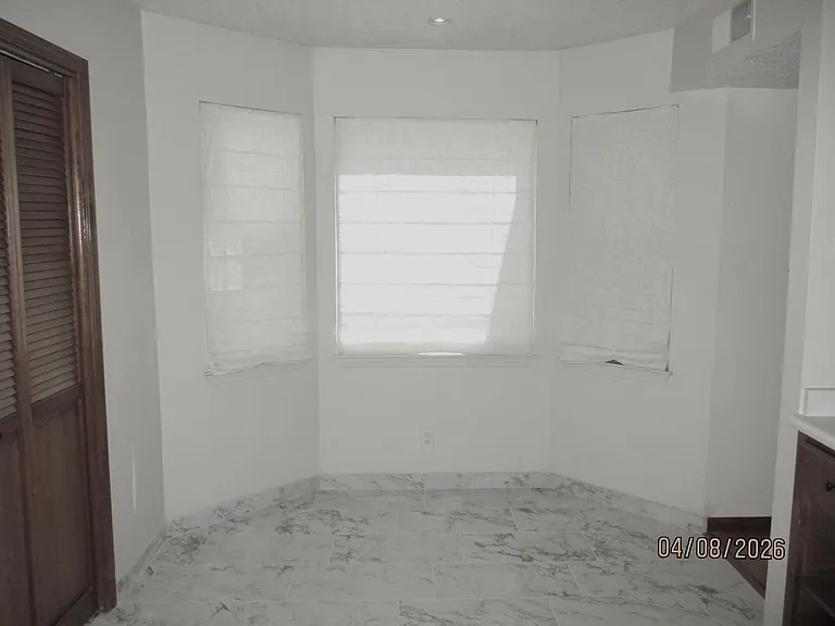 10409 Camino Del Oso NE — Photo 4