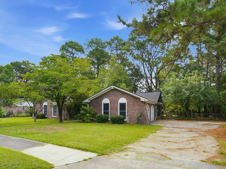 2067 Dogwood Rd — Photo 4