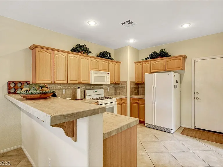251 Queens Ct — Photo 11