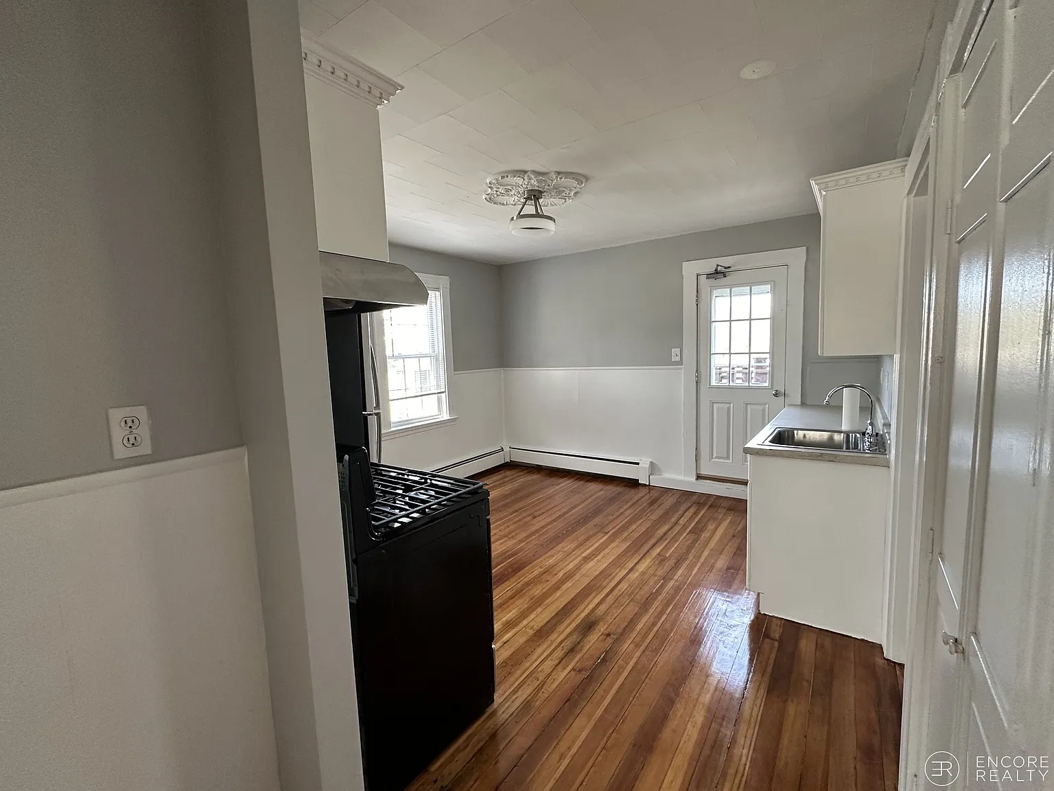 4 bed, 9999 sqft, $4,400 — Photo 2