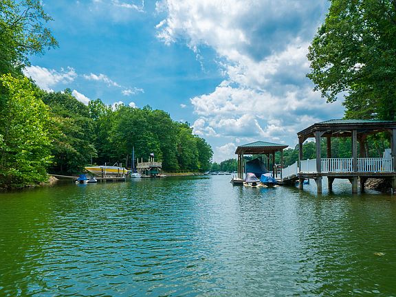 Gorgeous Lake Living!