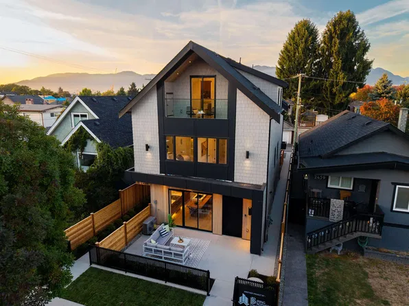 2435 Napier St #1, Vancouver, BC V5K 2W2