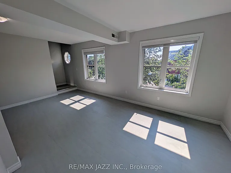 770 King St E #202 — Photo 12