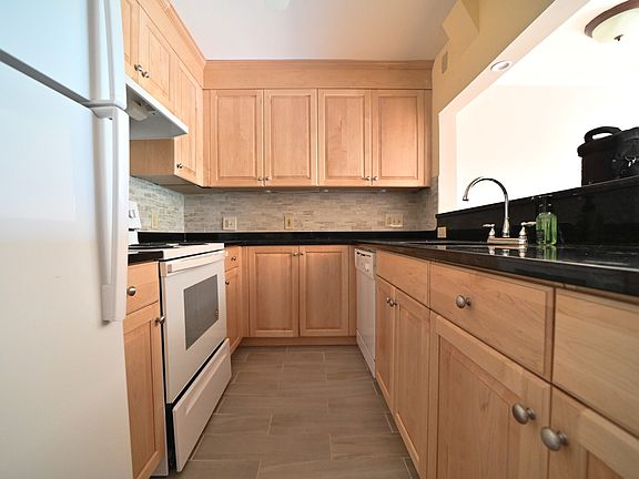 3rd image of 34 Babcock St APT 404
