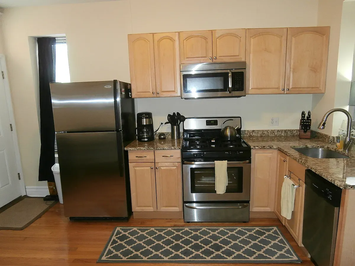 2 bed, 800 sqft, $2,200 — Photo 1