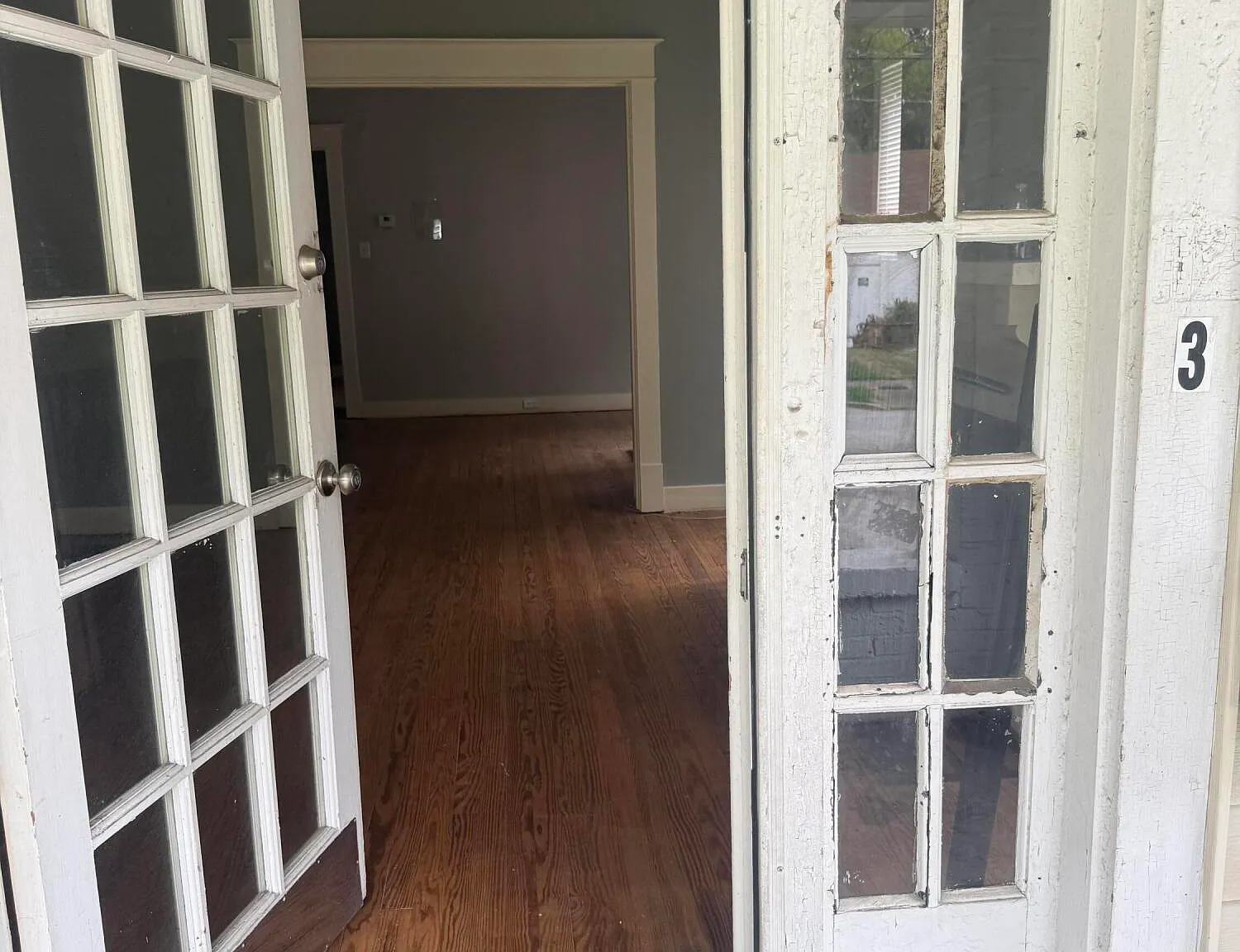 3 bed, 1.0 bath, 7156 sqft, $1,350 — Photo 1