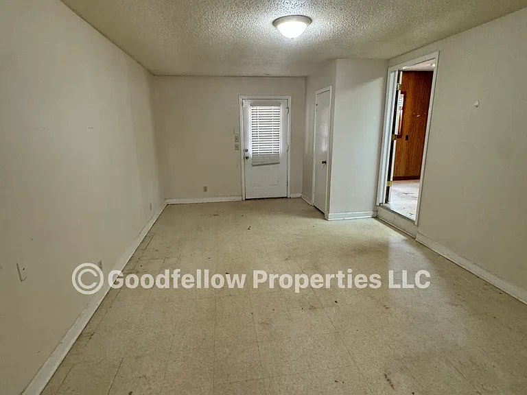 608 Marion Ave — Photo 12