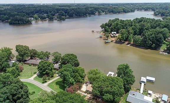 4th image of 411 Paradise Cir