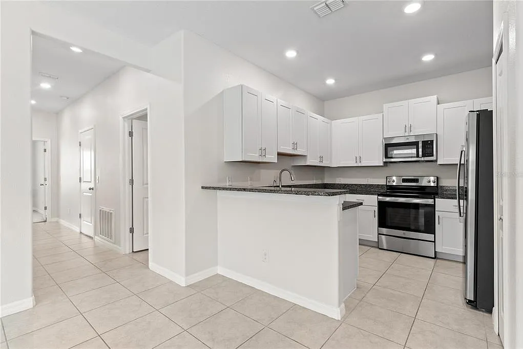 3 bed, 2.0 bath, 1521 sqft, $2,100 — Photo 4
