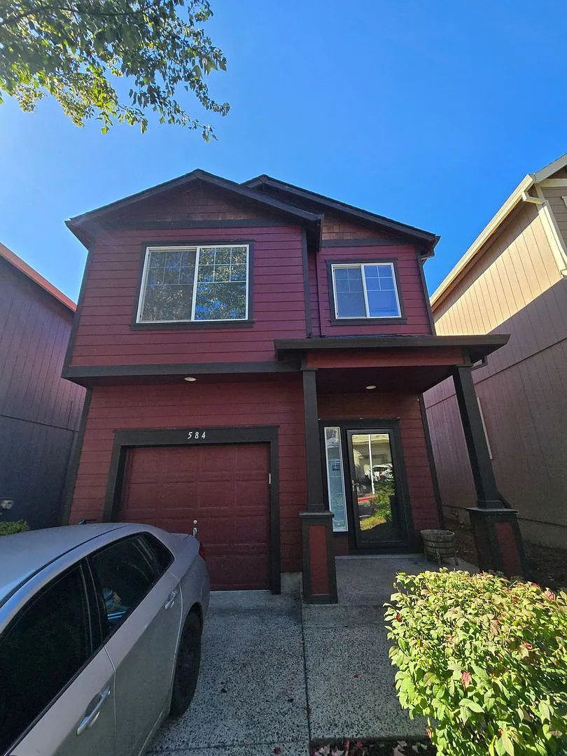 Beautiful 3-Bedroom Hillsboro Home with Fenced Yard & Fireplace — Photo 1