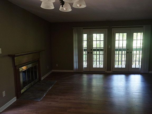 Beautiful greatroom with fireplace