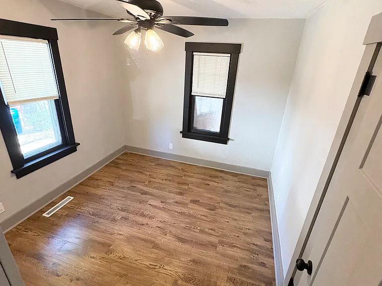 1227 Albany St — Photo 9