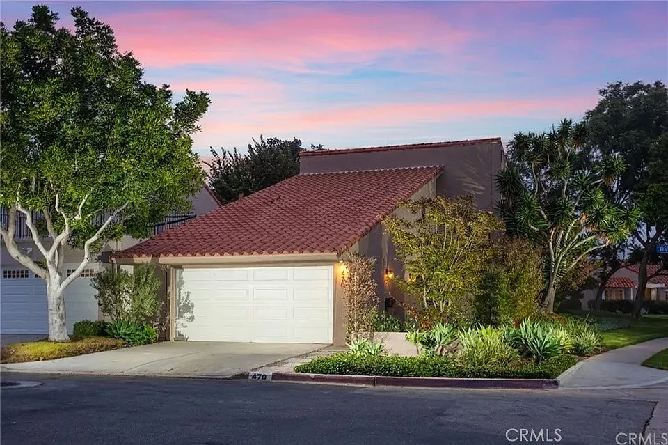 4 bed, 2.5 bath, 2634 sqft, $10,000 — Photo 2