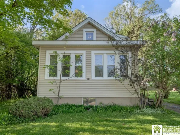 88 Summit Ave, Orchard Park, NY 14127