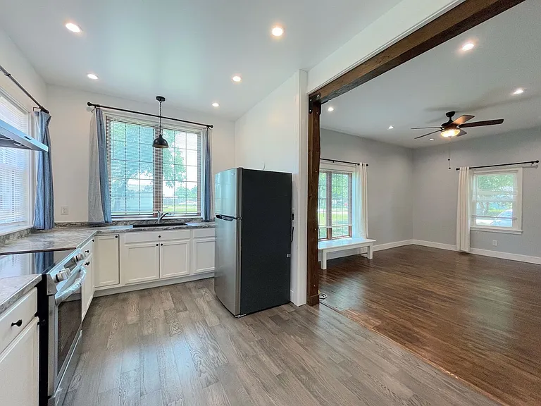 920 W 2nd Ave — Photo 4