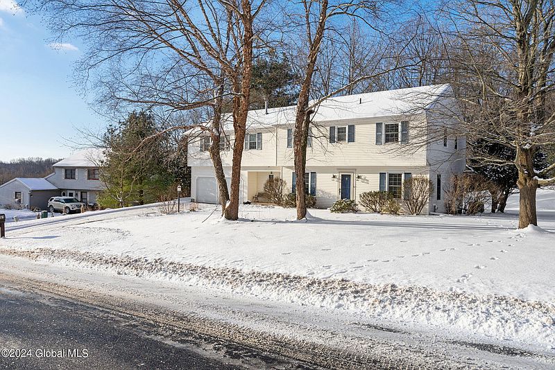 3rd image of 61 Carriage Road