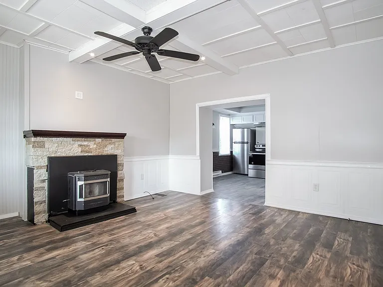 1469563_017_living_room_13229596.jpg