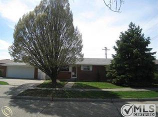 31215 Summer Ln E, Fraser, MI 48026
