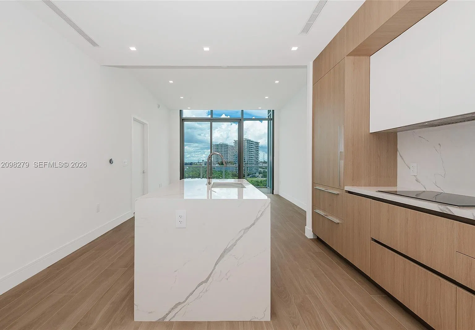 1 bed, 1.5 bath, 962 sqft, $5,900 — Photo 4