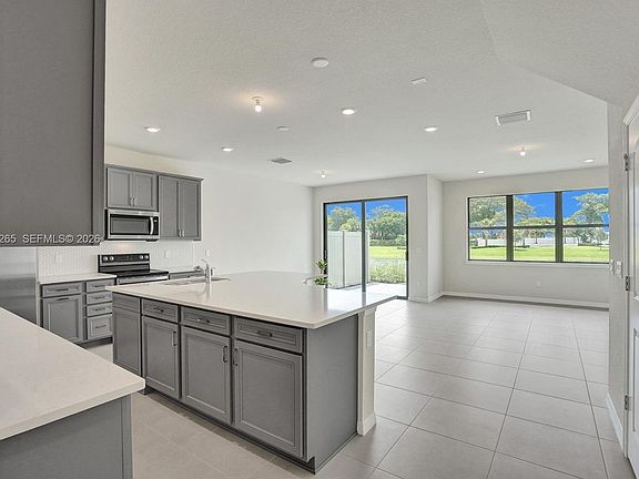 3rd image of 2202 S Appleton Cir S