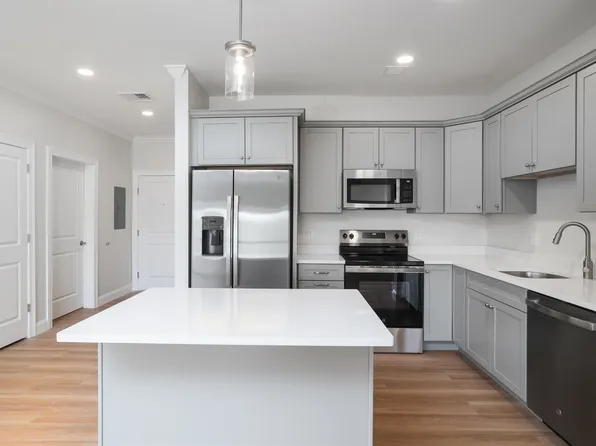 74 Rockingham Rd #104, Derry, NH 03038