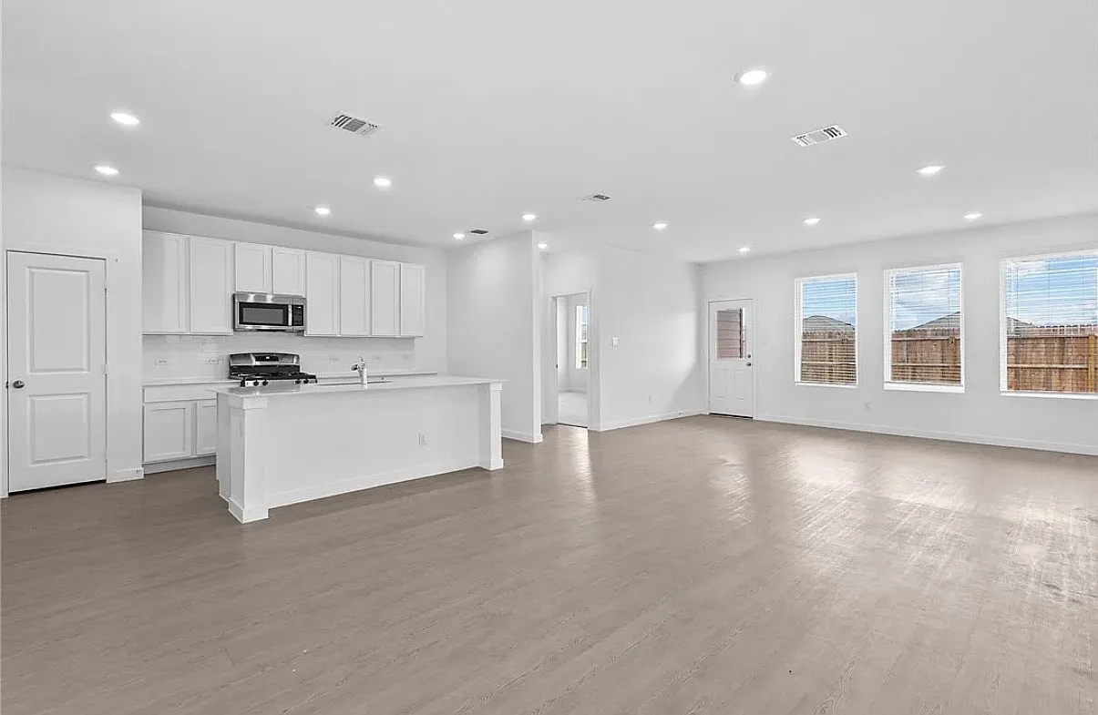 4 bed, 2187 sqft, $2,795 — Photo 3