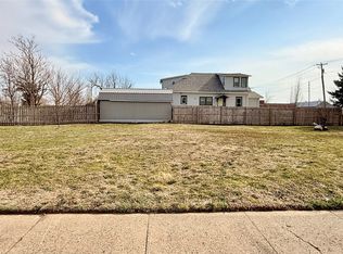 901 & 903 E Bromley St, Marshalltown, IA 50158