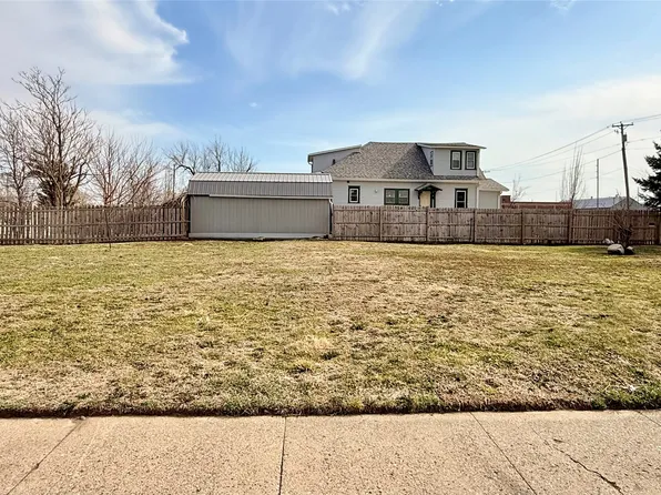 901 & 903 E Bromley St, Marshalltown, IA 50158