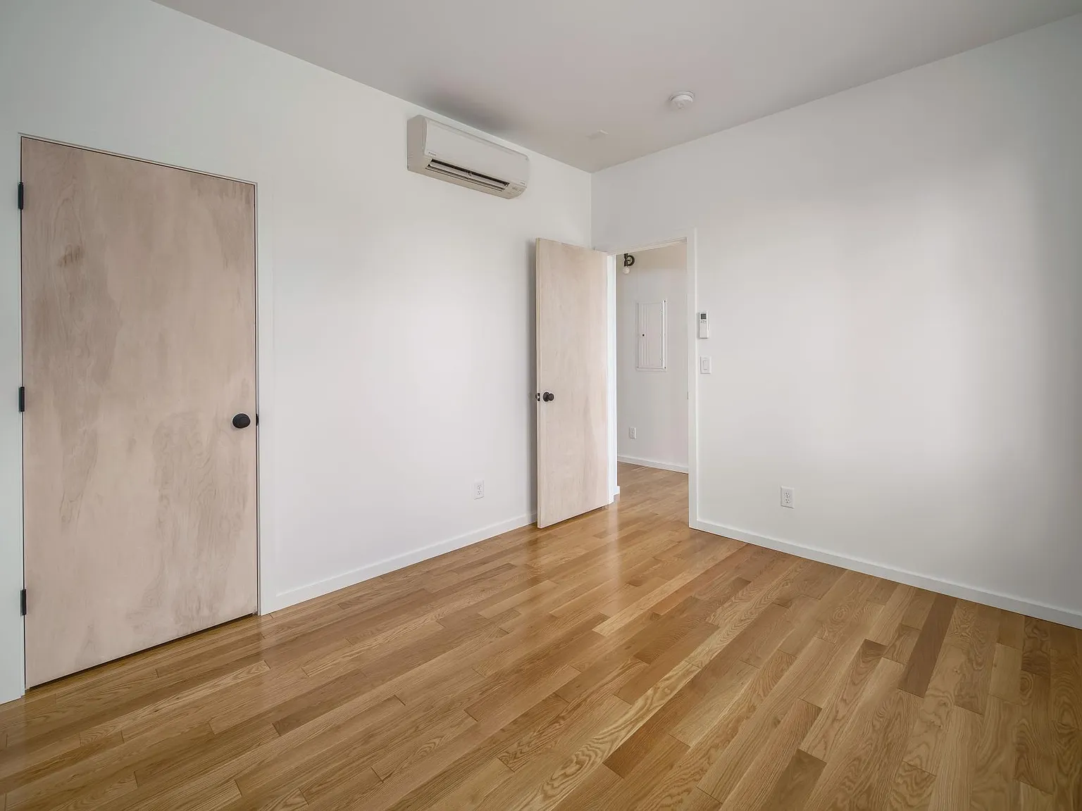 7470 E Burnside St — Photo 3