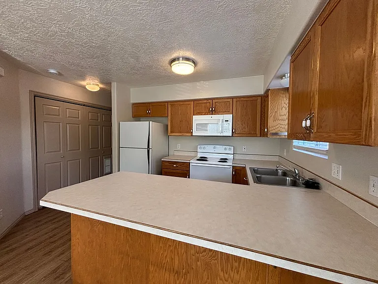 425 E 1050 S — Photo 7