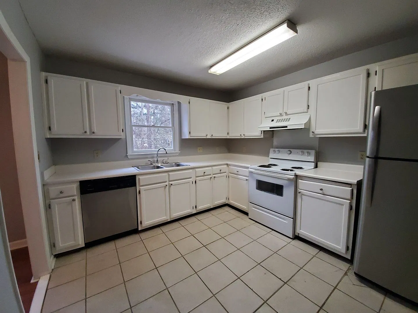 3 bed, 2.0 bath, 1168 sqft, $1,600 — Photo 4