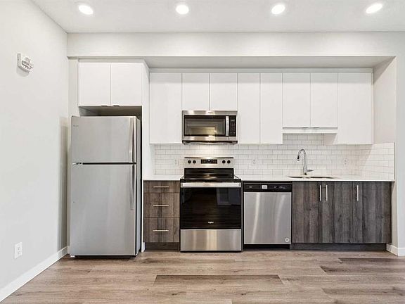 3rd image of 1605 E 17th St SE #134