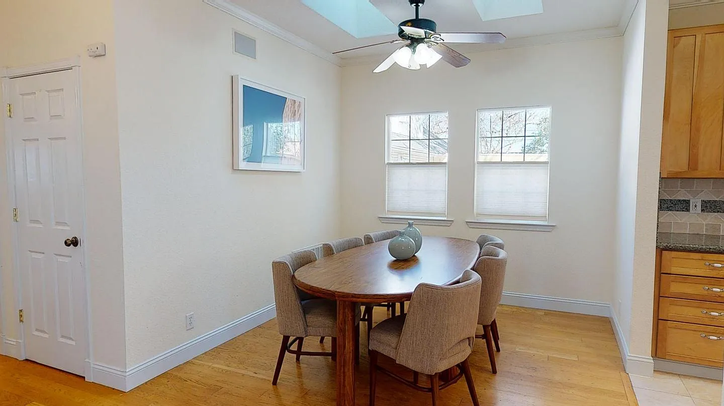 Private Bedroom in Wonderful Redwood City Home by Caltrain Station — Photo 3