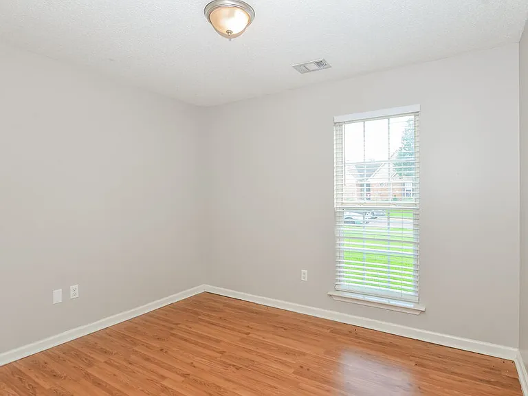 1720 Cherry Creek Dr — Photo 10