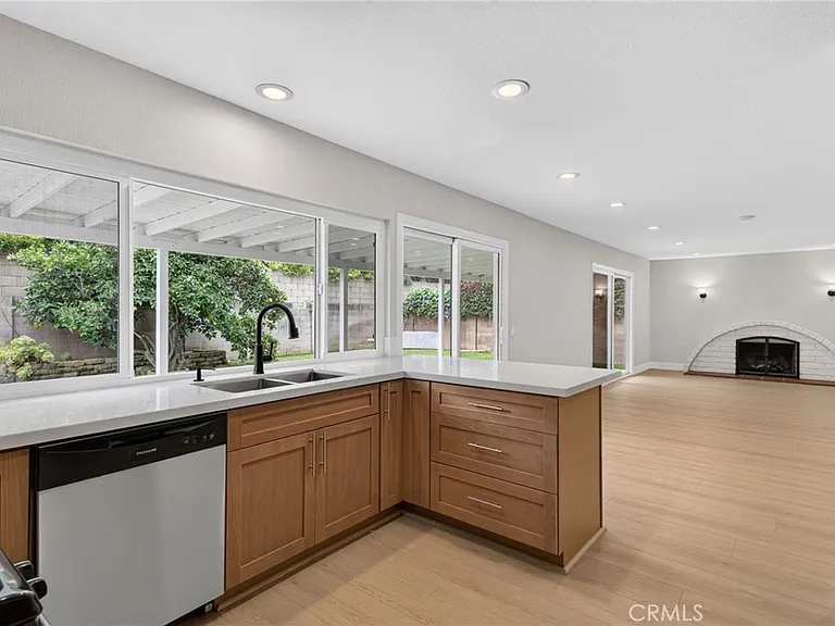 559 Pierpont Dr — Photo 8