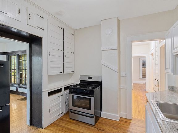 5th image of 855 Lancaster Ave