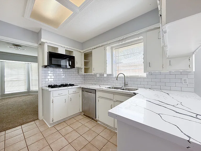 9206 Sharpview Dr — Photo 9