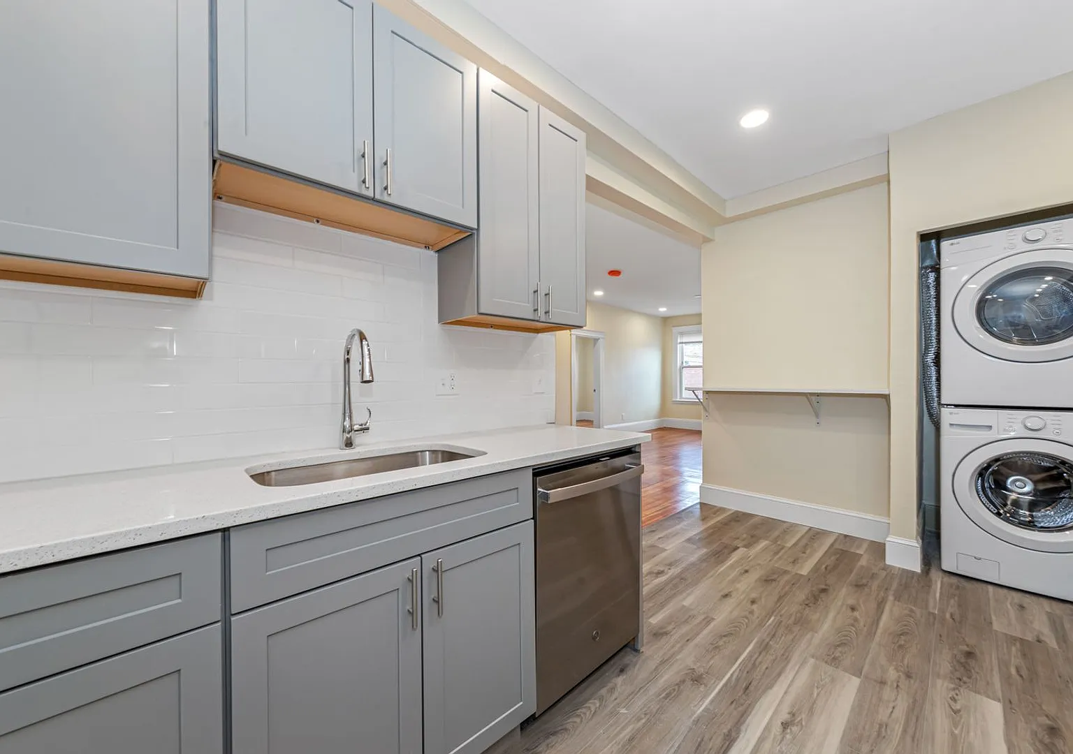 No Brokers Fee, In-Unit Washer and Dryer Recently Renovated — Photo 3