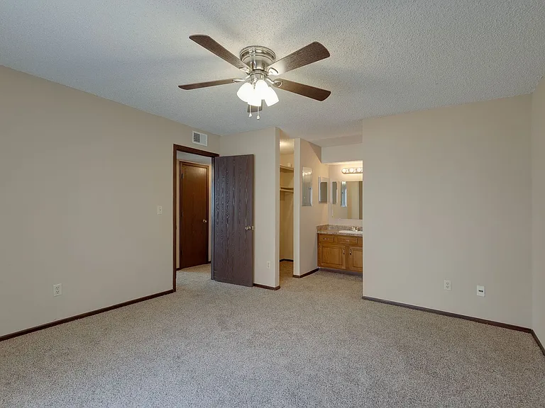 Aragon Apartments — Photo 24