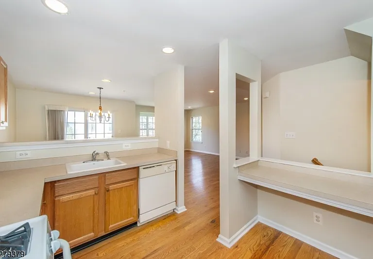 102 Lakeview Ct — Photo 7