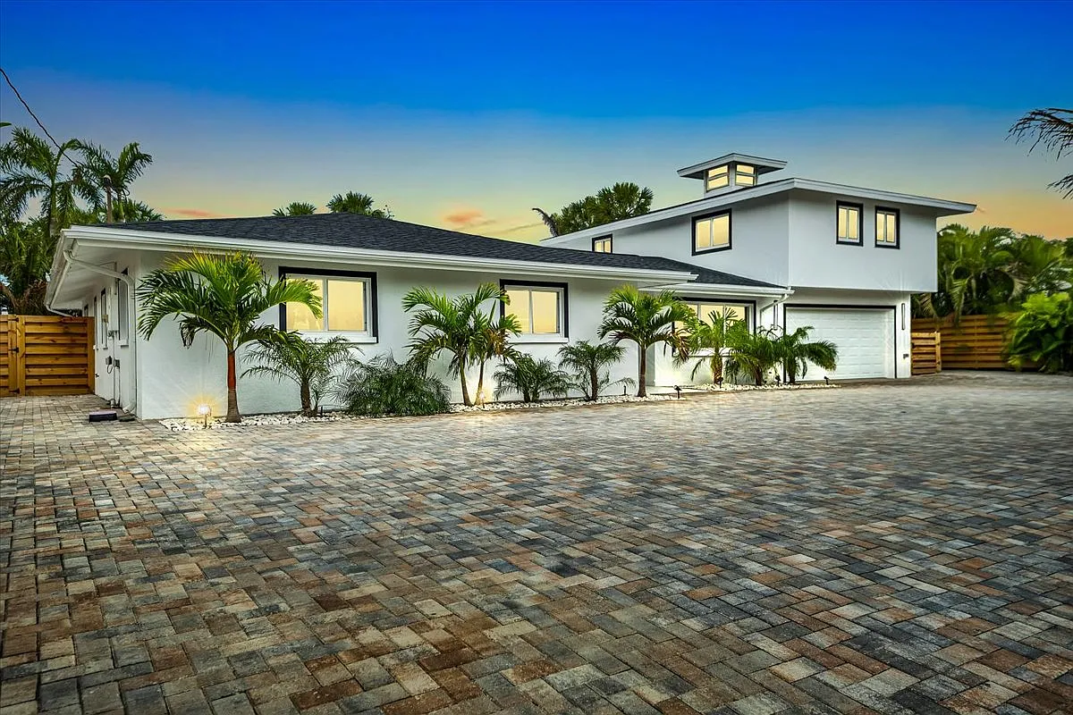 5 bed, 3126 sqft, $17,000 — Photo 1