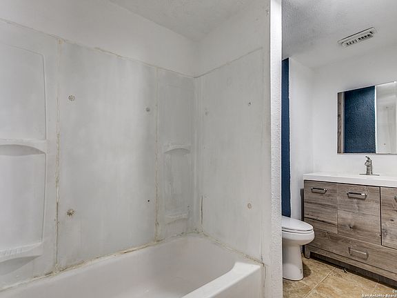 5th image of 125 Forrest Ave