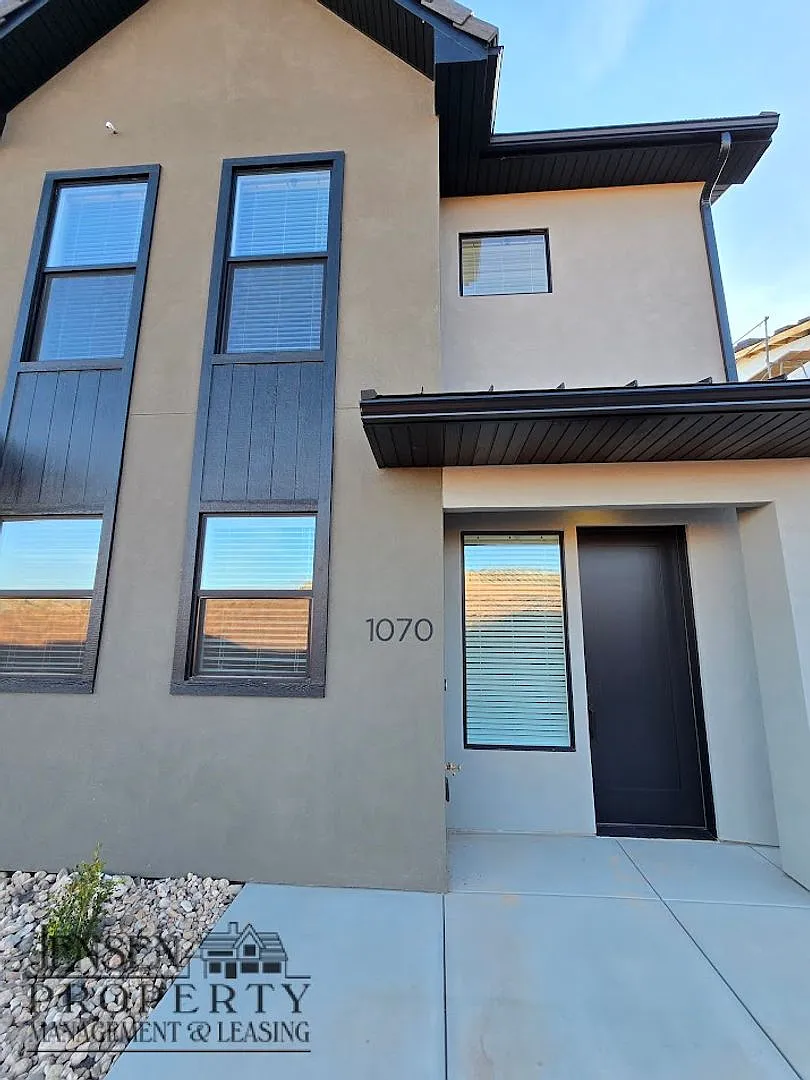 New Three Bedroom Rockland Town Home — Photo 4